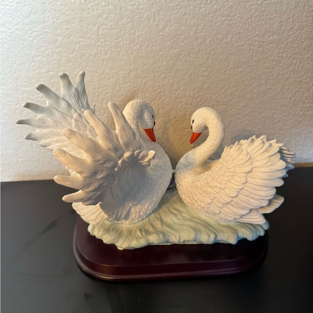 Westminster Collection White Handpainted Porcelain Swans Figurine and Stand - Picture 3 of 9